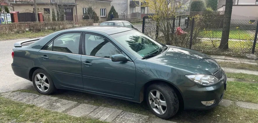 samochody osobowe Toyota Camry cena 17500 przebieg: 154500, rok produkcji 2005 z Opole